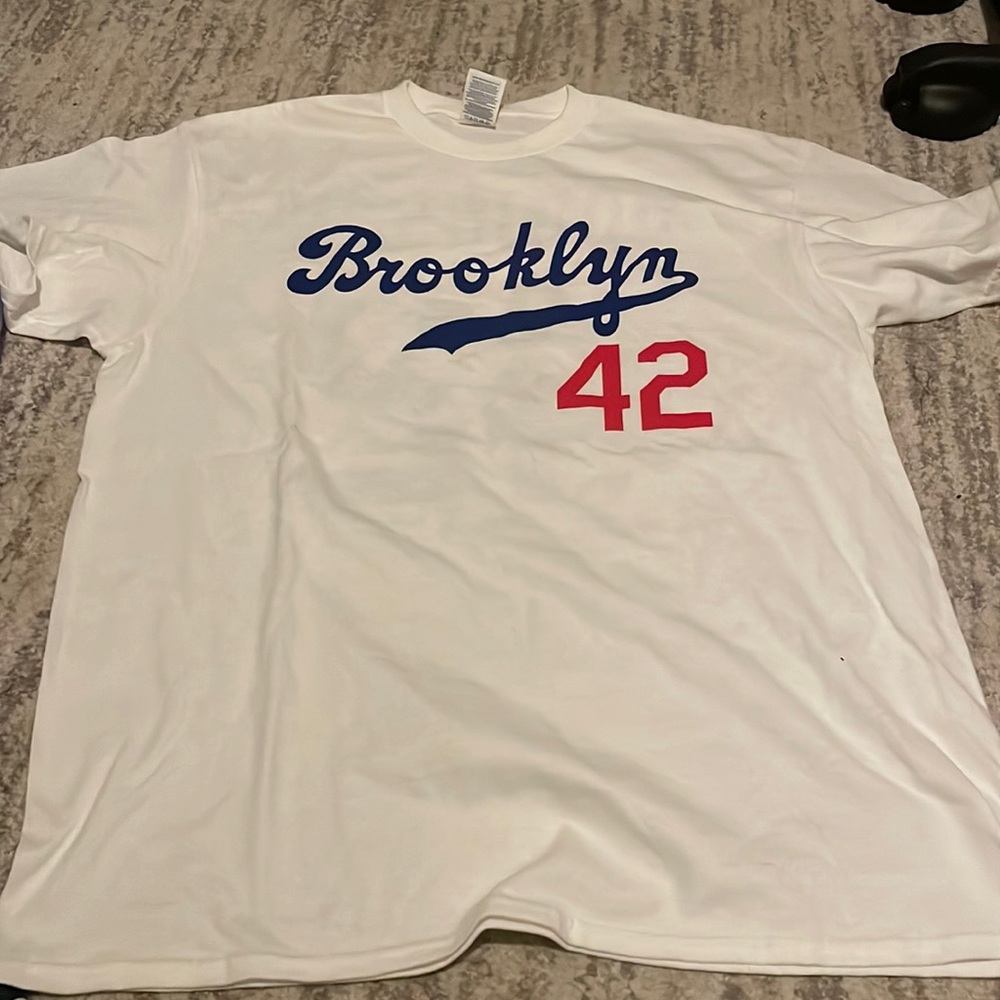 Men’s large tshirt new